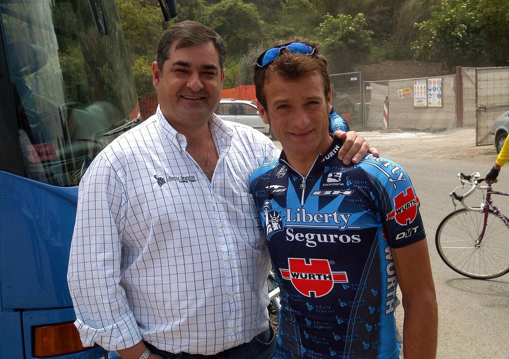 Foto: Saiz (izq.) junto al ciclista italiano Michele Scarponi en el año 2005 (Imago)