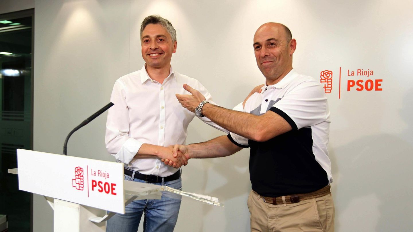 Paco Ocón (i), este 16 de julio felicitado por Félix Caperos, en la sede del PSOE riojano, en Logroño. (EFE)