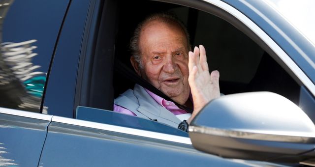 El rey Juan Carlos, recibiendo el alta de una de sus últimas operaciones. (EFE)