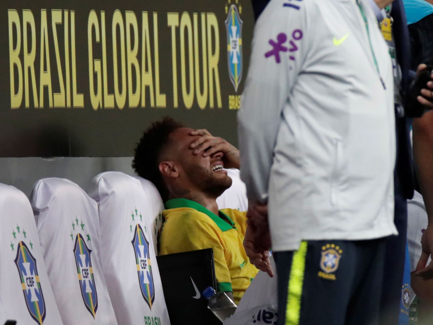 Neymar, entre lágrimas, en el banquillo tras sufrir una nueva lesión. (Efe)