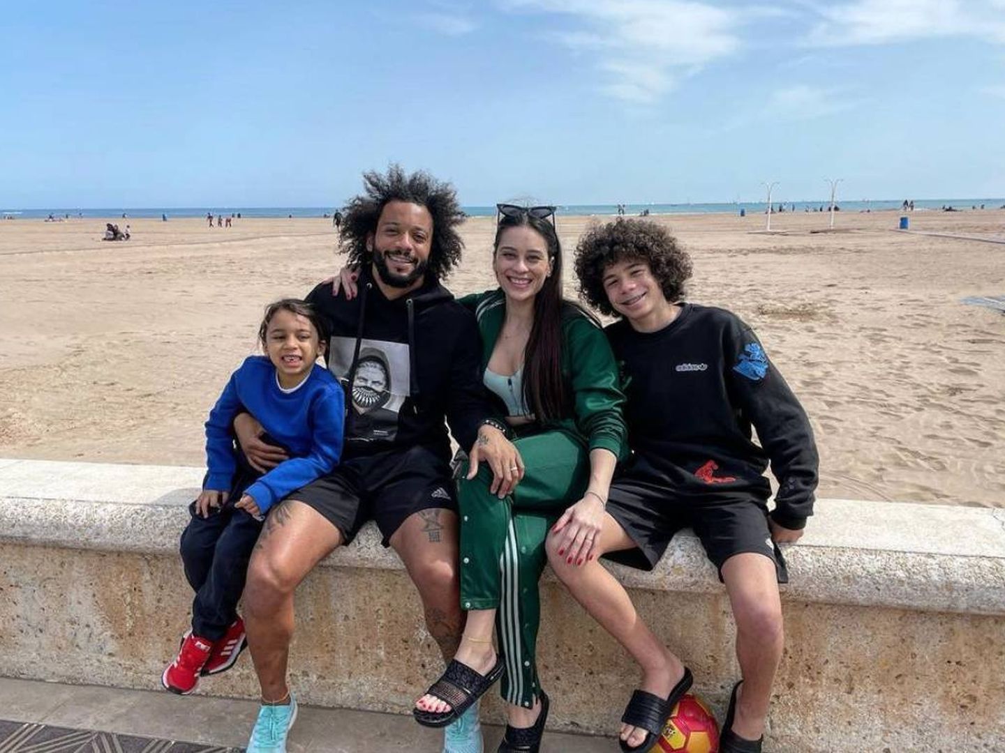Marcelo con su familia en la playa de la Malvarrosa. (instagram Marcelo)