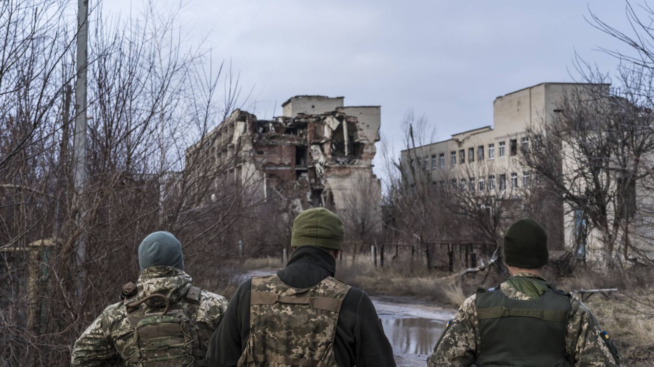 Foto: Soldados ucranianos, delante de edificios destrozados en la primera línea del frente en el Donbás. (Getty/Brendan Hoffman)