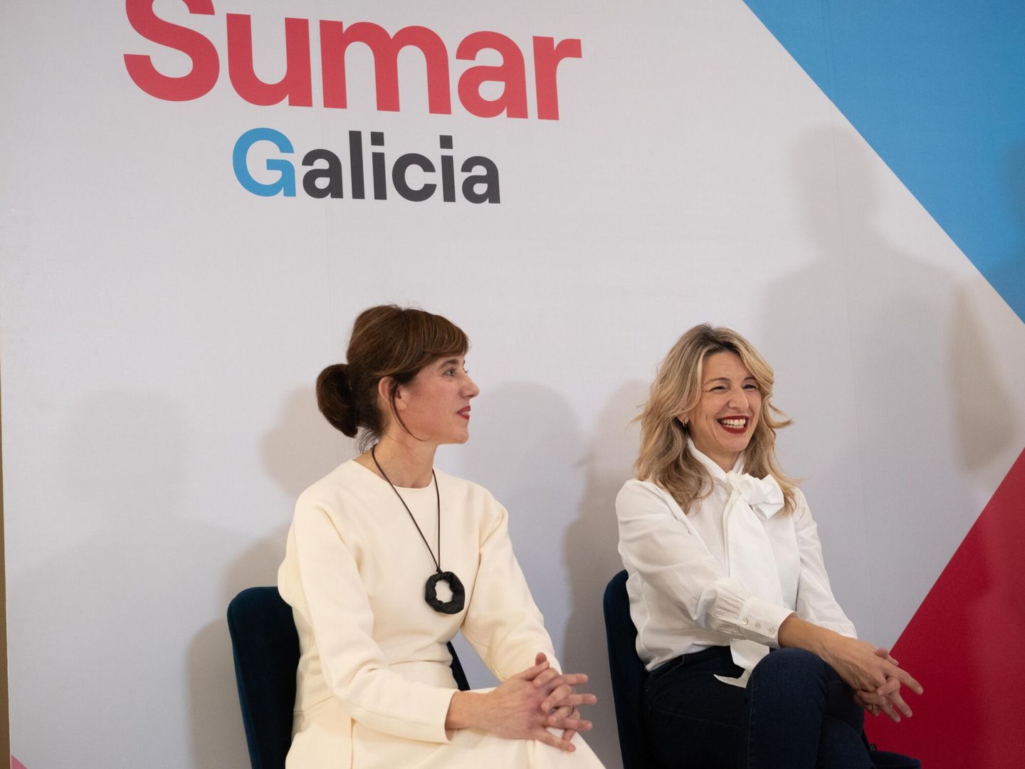 La candidata para la Presidencia de la Xunta de Galicia, Marta Lois y la líder de Sumar, Yolanda Díaz, durante la presentación de la candidatura de Sumar Galicia. (Europa Press/César Arxina)