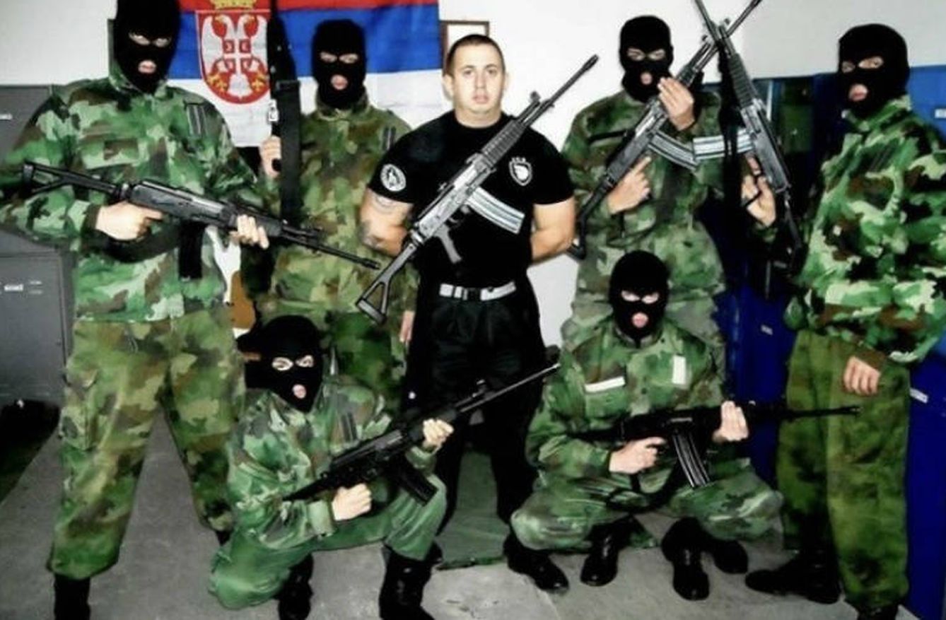 Miembros de Honor Serbio posan armados y enmascarados