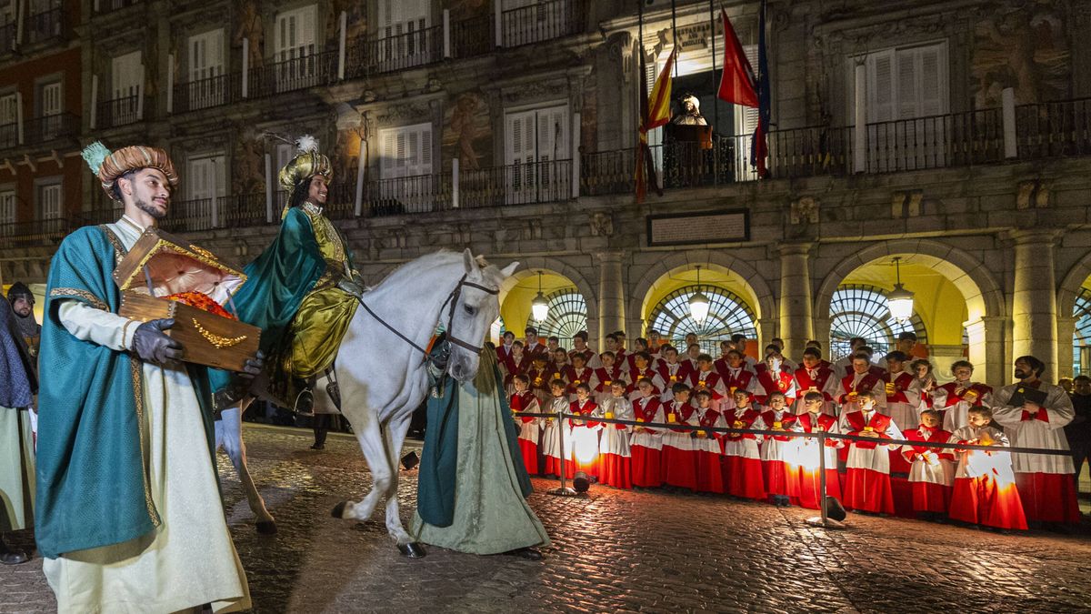 Los Reyes Magos de Puy du Fou llegan a la Plaza Mayor de Madrid