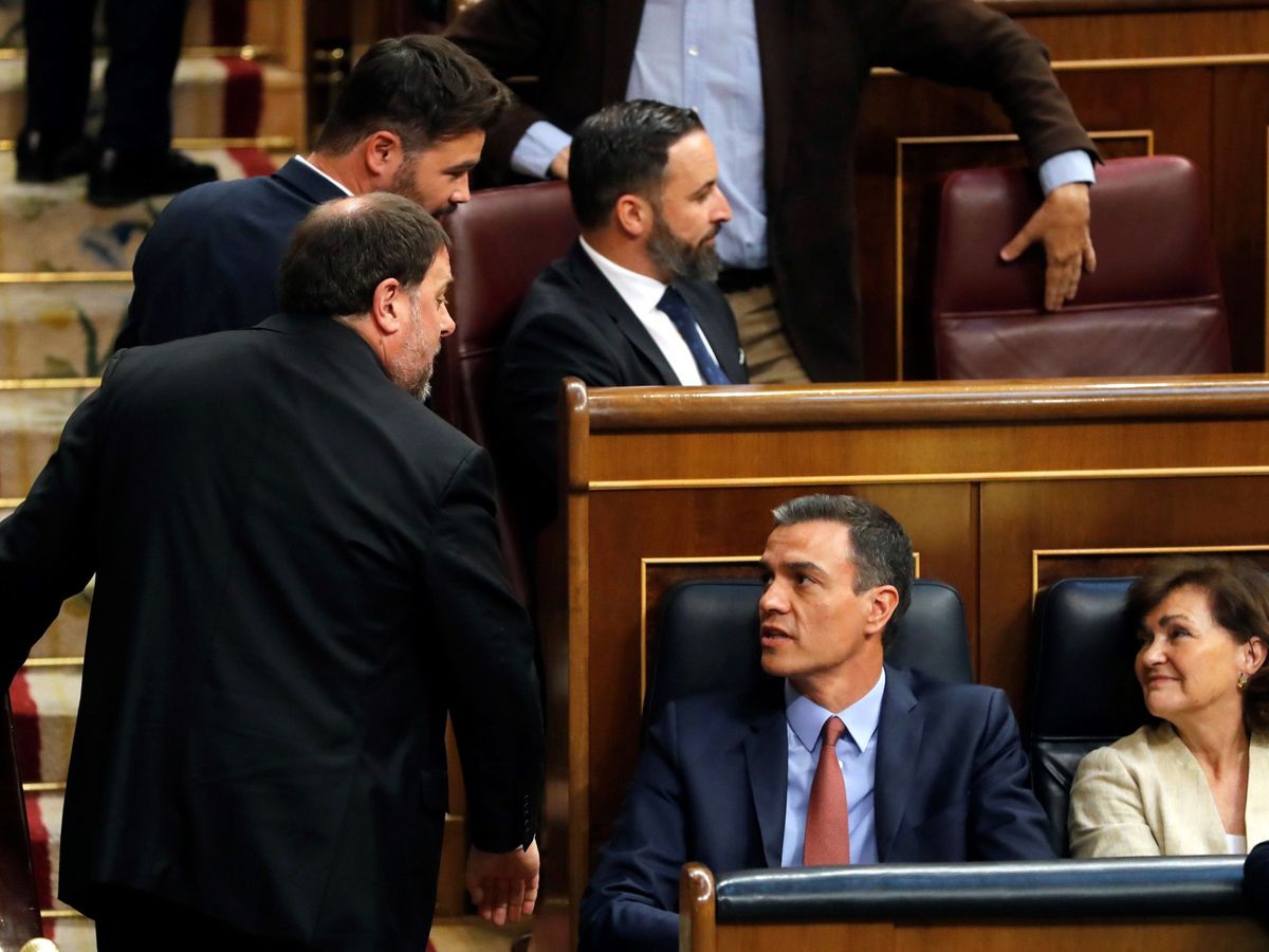 Foto: Oriol Junqueras, líder de ERC, se dirige a Pedro Sánchez y Carmen Calvo en la sesión constitutiva del Congreso de la XIII Legislatura, el pasado 21 de mayo. (EFE)