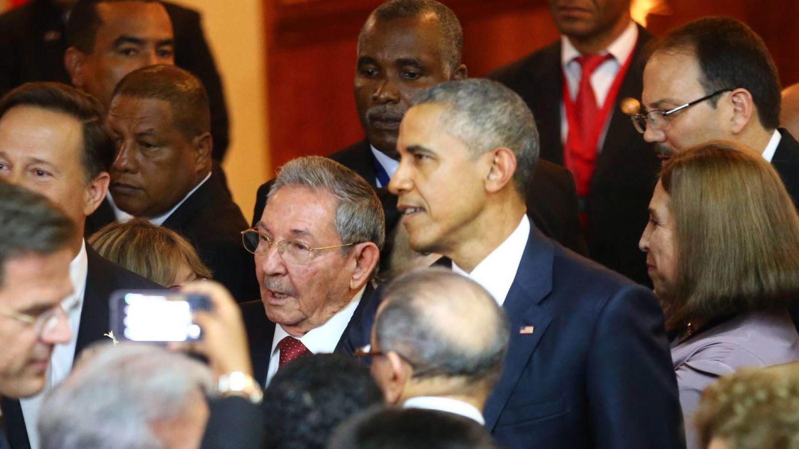 Foto: Fotografía cedida por Andina del presidente estadounidense, Barack Obama (c-d) y su homólogo cubano, Raúl Castro. (EFE)