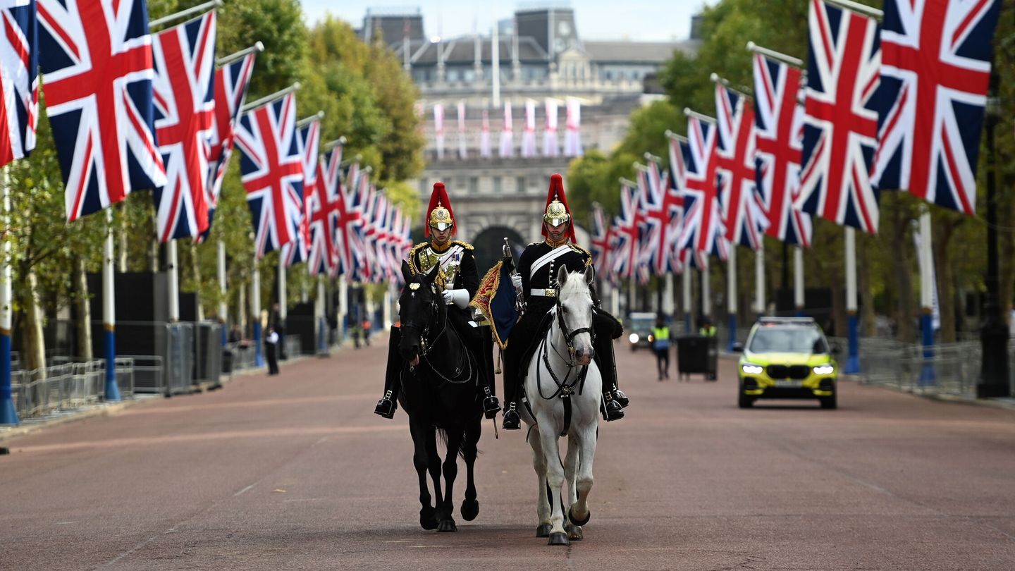 La caballería de la Casa Real frente al palacio de Buckingham tras el funeral de la reina Isabel II. (EFE)