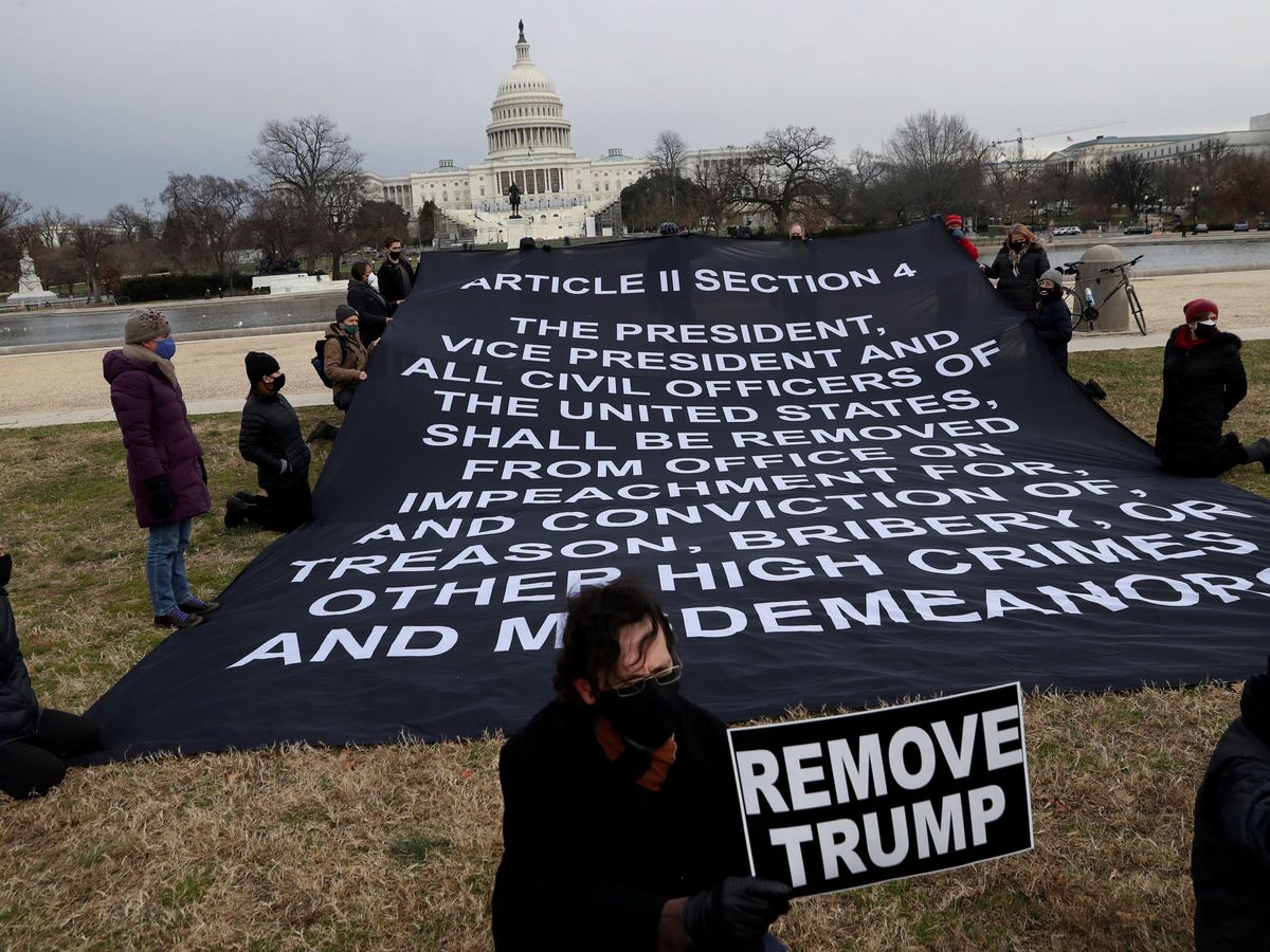 Foto: Manifestantes reclaman frente al Capitolio la expulsión de Donald Trump como presidente de Estados Unidos.