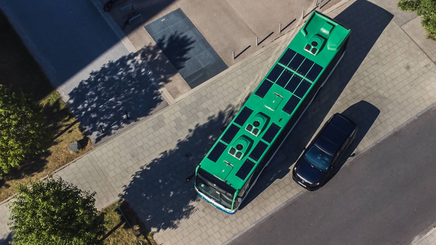 El sistema Solar Bus Kit totaliza ocho metros cuadrados de placas solares en el techo del autobús.