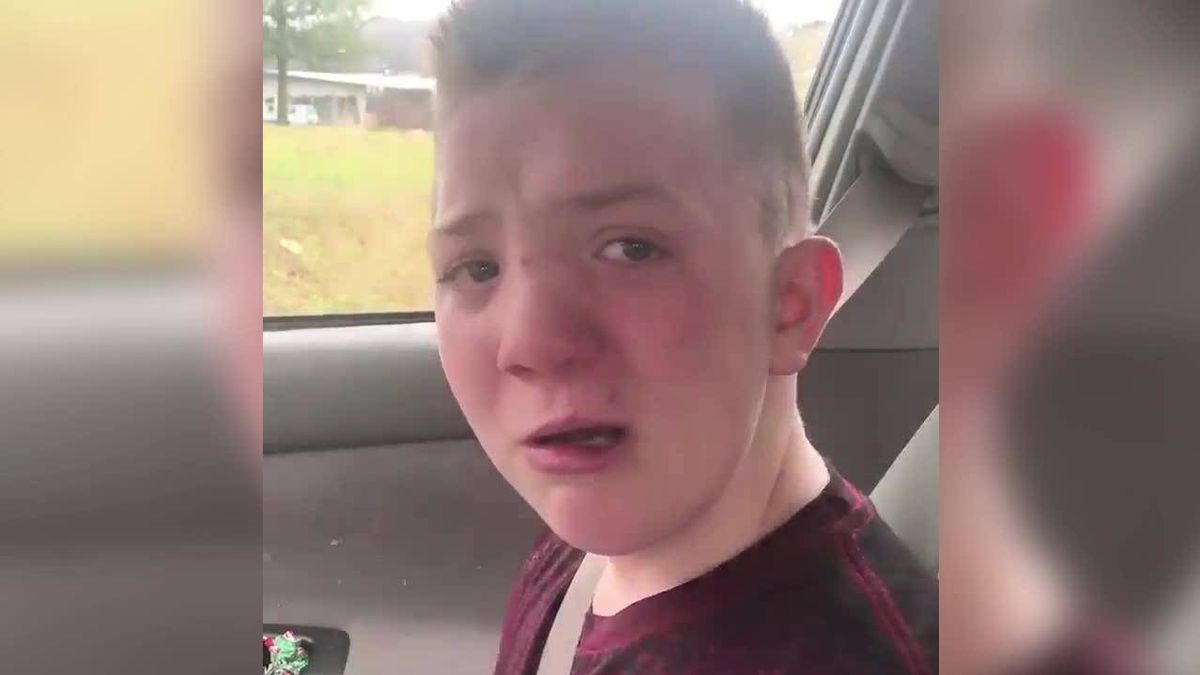 El emotivo vídeo del niño que denunció acoso escolar (y la oscura foto de su madre)