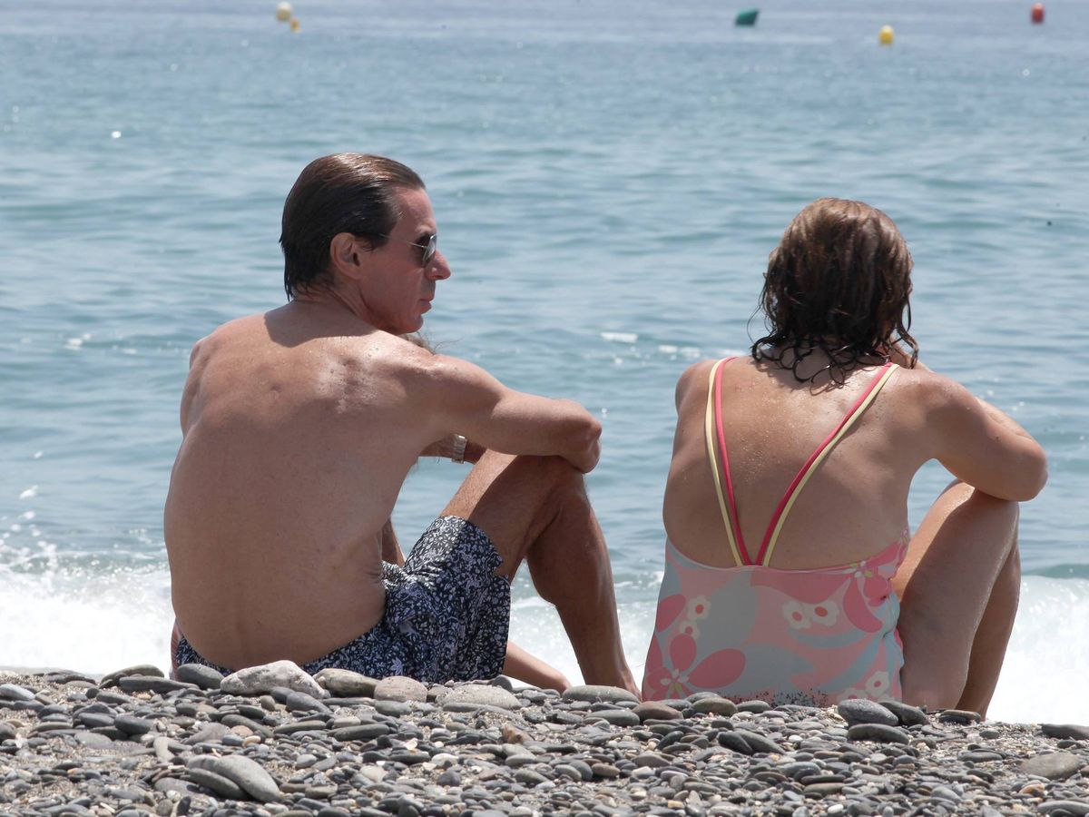 Foto: José María Aznar y Ana Botella, en la playa de Marbella. (Cordon Press)