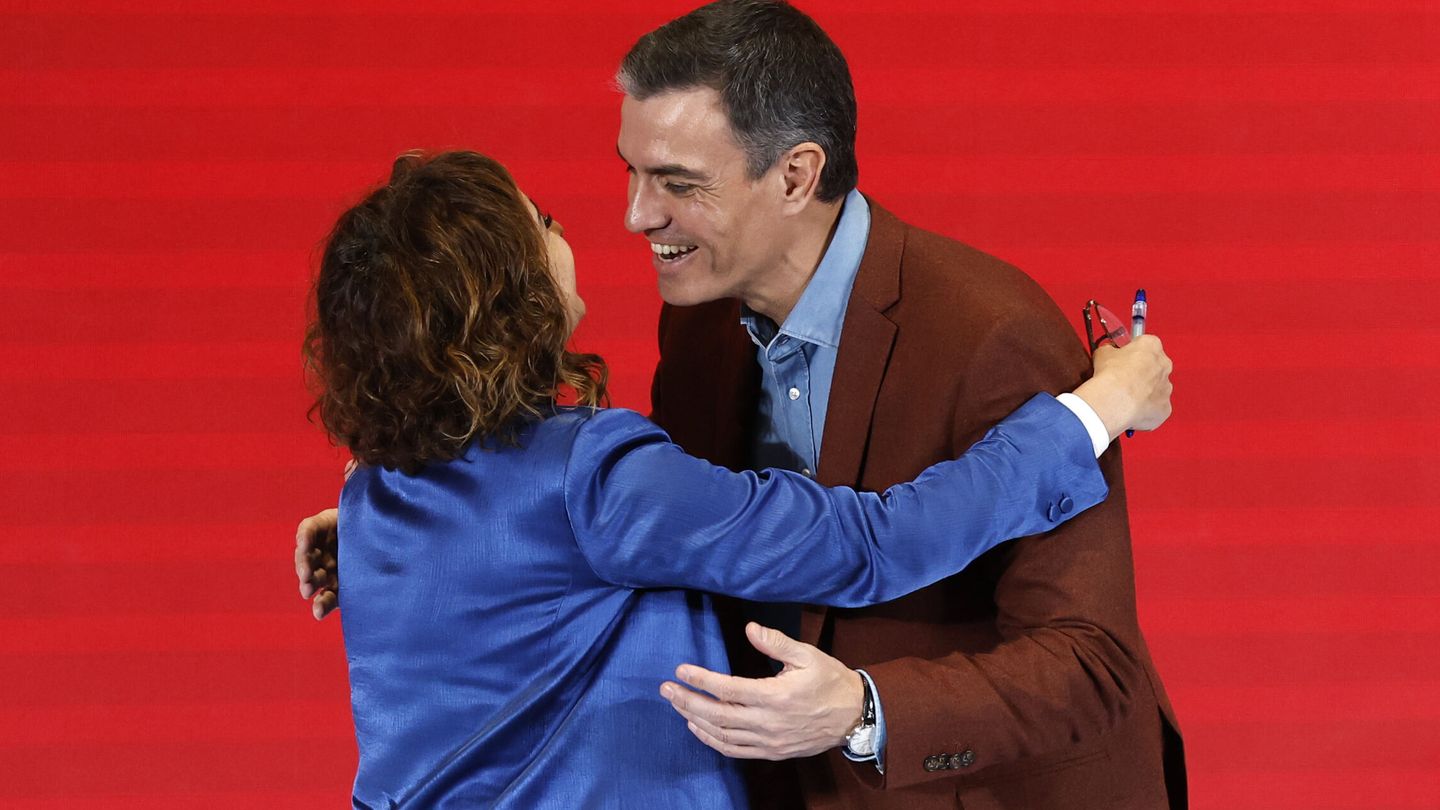 María Jesús Montero y Pedro Sánchez se abrazan durante el acto de la Internacional Socialista. (EFE/Chema Moya). 