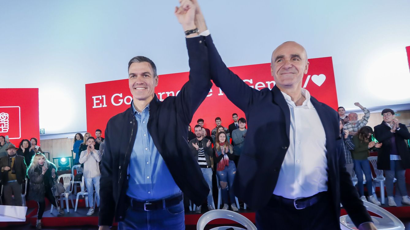 Foto: Pedro Sánchez con el alcalde de Sevilla y candidato, Antonio Muñoz, en un mitin de enero. (EFE/José Manuel Vidal)