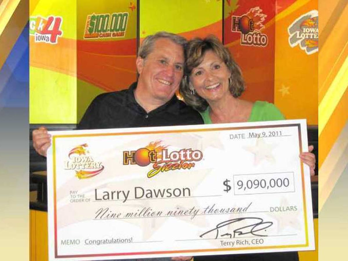 Foto: Larry Dawson y su esposa, el día que recogieron el premio de 9 millones de dólares (Foto: Iowa Lottery)