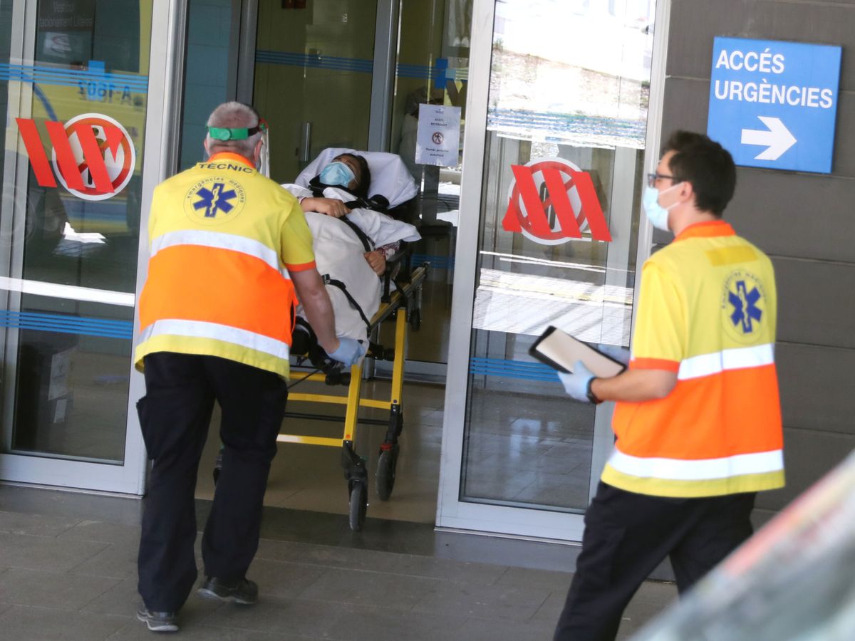 Foto: Sanitarios ingresan a un paciente en el hospital Arnau de Vilanova, de Lleida. (Reuters)