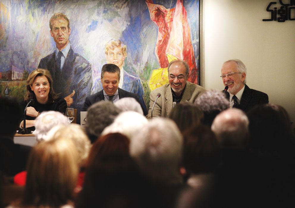 Foto: La vicepresidenta, junto a Zaplana y los dibujantes Gallego y Forges (fotos: E. Villarino)