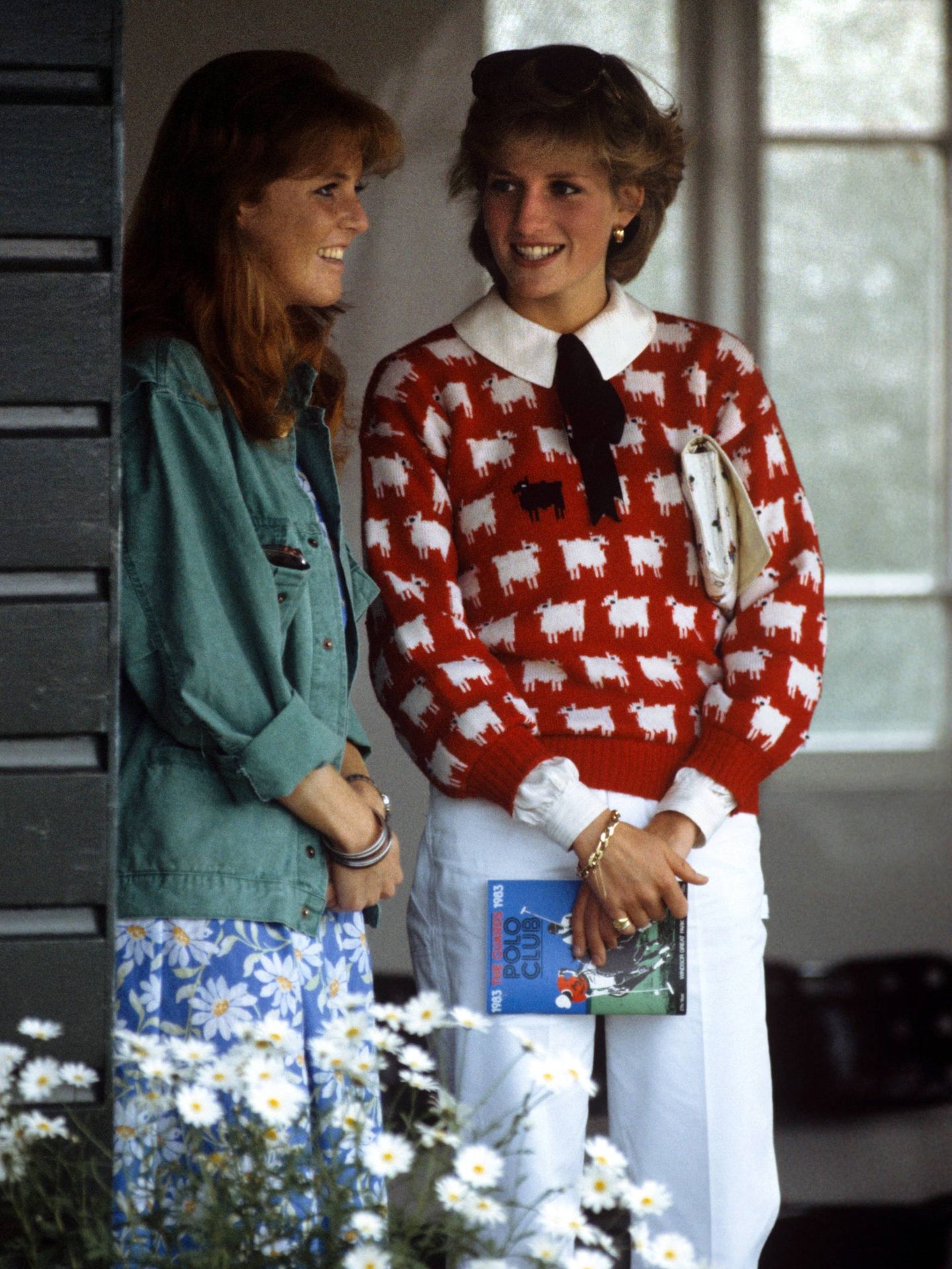 Sarah Ferguson y Diana de Gales con el jersey original. (Cordon Press)