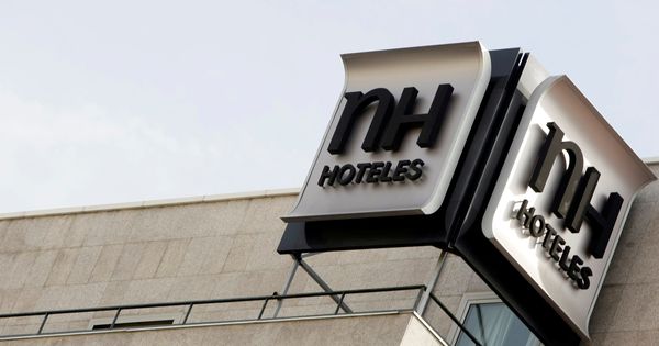 Foto: El logotipo de la cadena NH Hoteles en el tejado de uno de sus hoteles en Madrid. (Reuters)