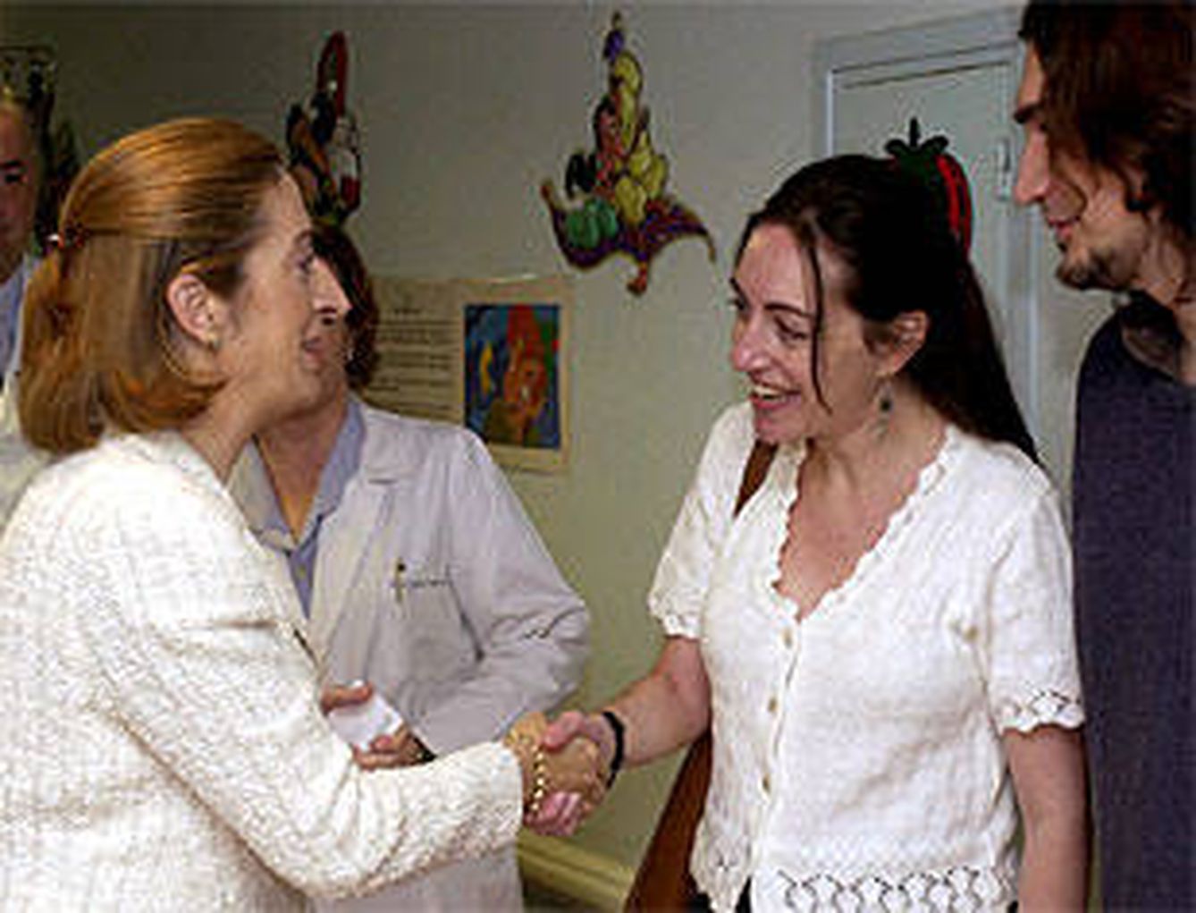 Los padres de Lucas en una foto de archivo de 2002 en el que saludan a la ministra Ana Pastor. (EFE)
