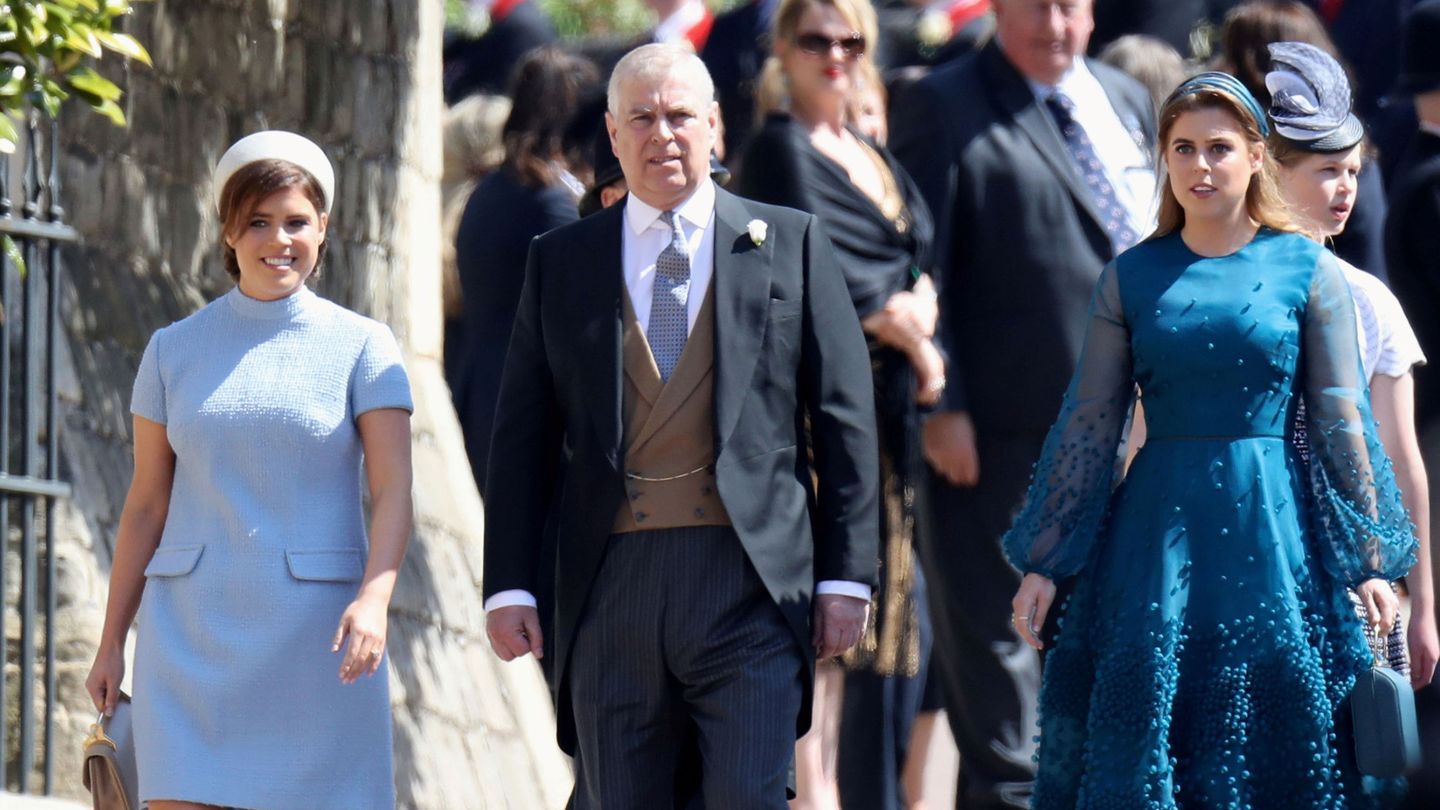Eugenia y Beatriz de York junto al príncipe Andrés, en una imagen de archivo. (Reuters)