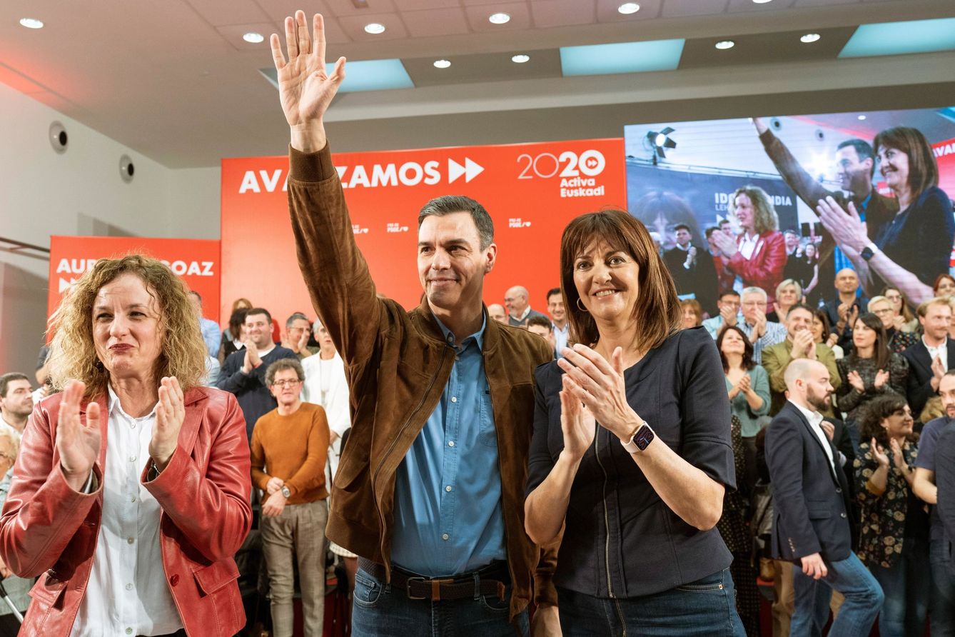 Pedro Sánchez, con Idoia Mendia (d) y la secretaria general del PSE de Álava, Cristina González (i), el 1 de marzo en Vitoria, en la precampaña de las elecciones (luego suspendidas) del 5 de abril. (EFE)