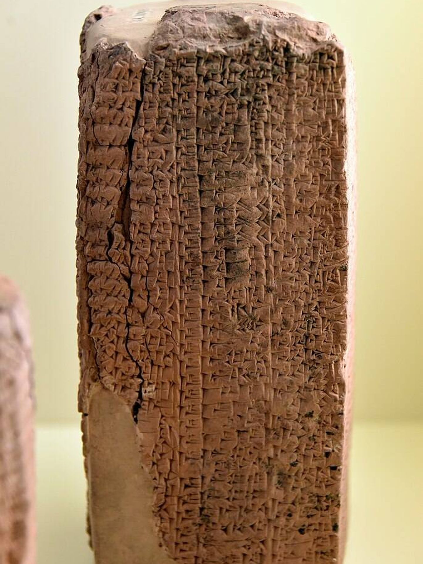 Una inscripción cuneiforme acadia del siglo XVIII a.C. en Irak que menciona una lista de nombres de trabajadores. (WIkemedia)