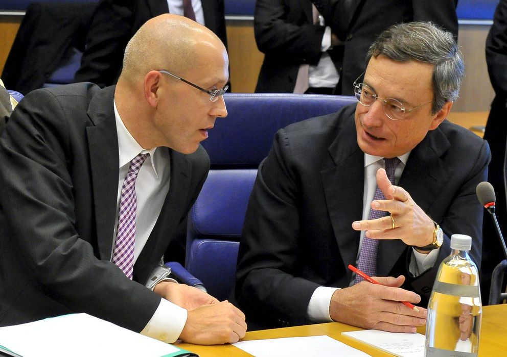 Foto: Jörg Asmussen (i) conversa con el presidente del BCE, Mario Draghi, en una reunión del Eurogrupo