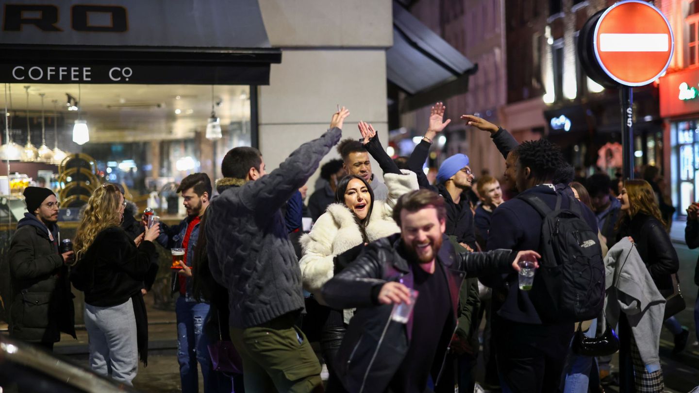 Jovenes celebran el fin de algunas restricciones contra el covid-19 en Londres. (Reuters)