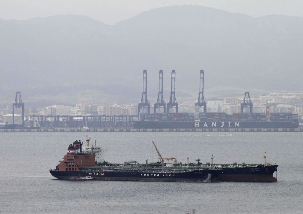 Foto: Barcos realizando 'bunkering' frente al Peñón de Gibraltar
