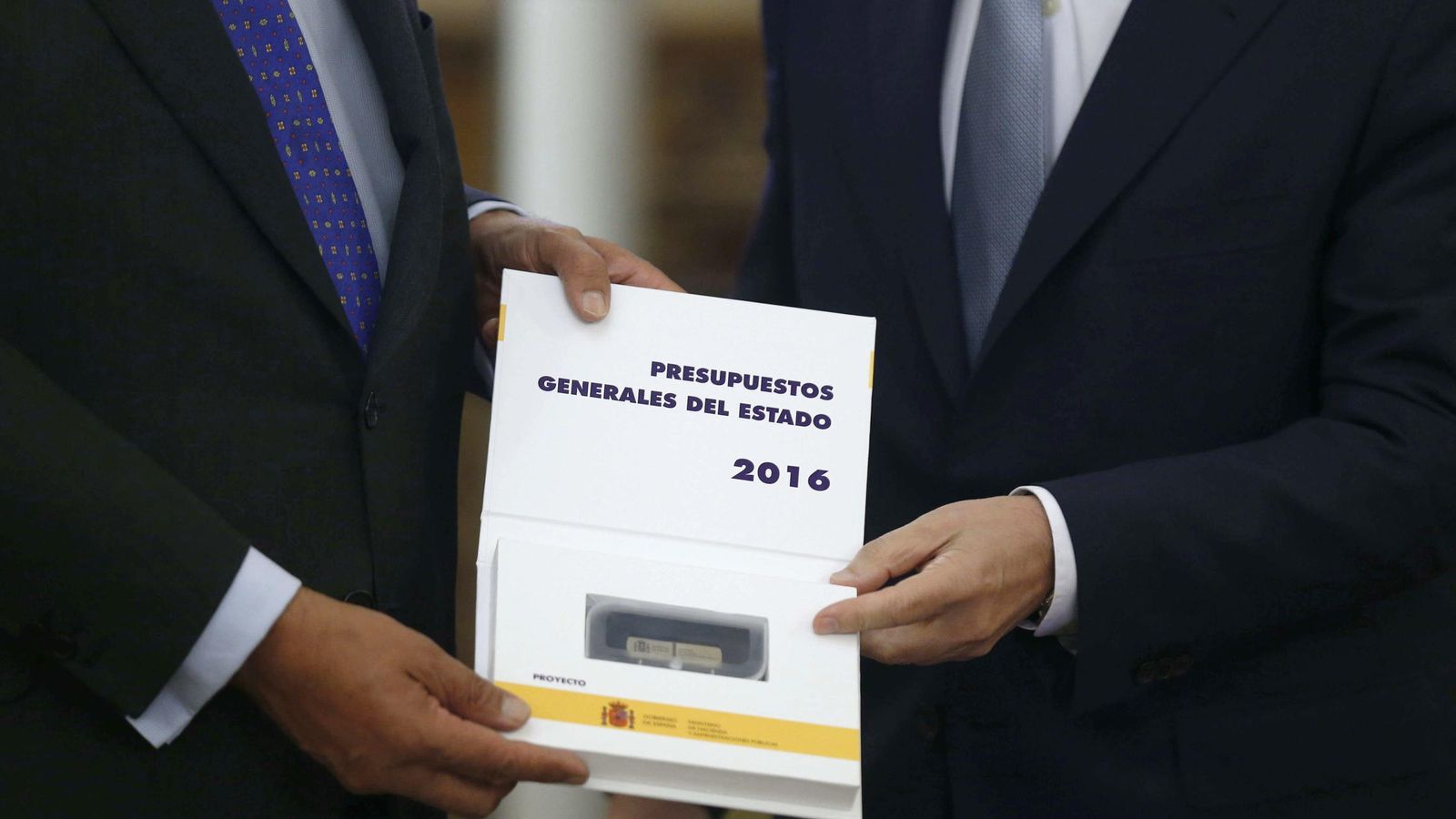 Foto: El ministro de Hacienda, Cristóbal Montoro (d), y el presidente de la Cámara Baja, Jesús Posada, presentan los presupuestos. (Efe)