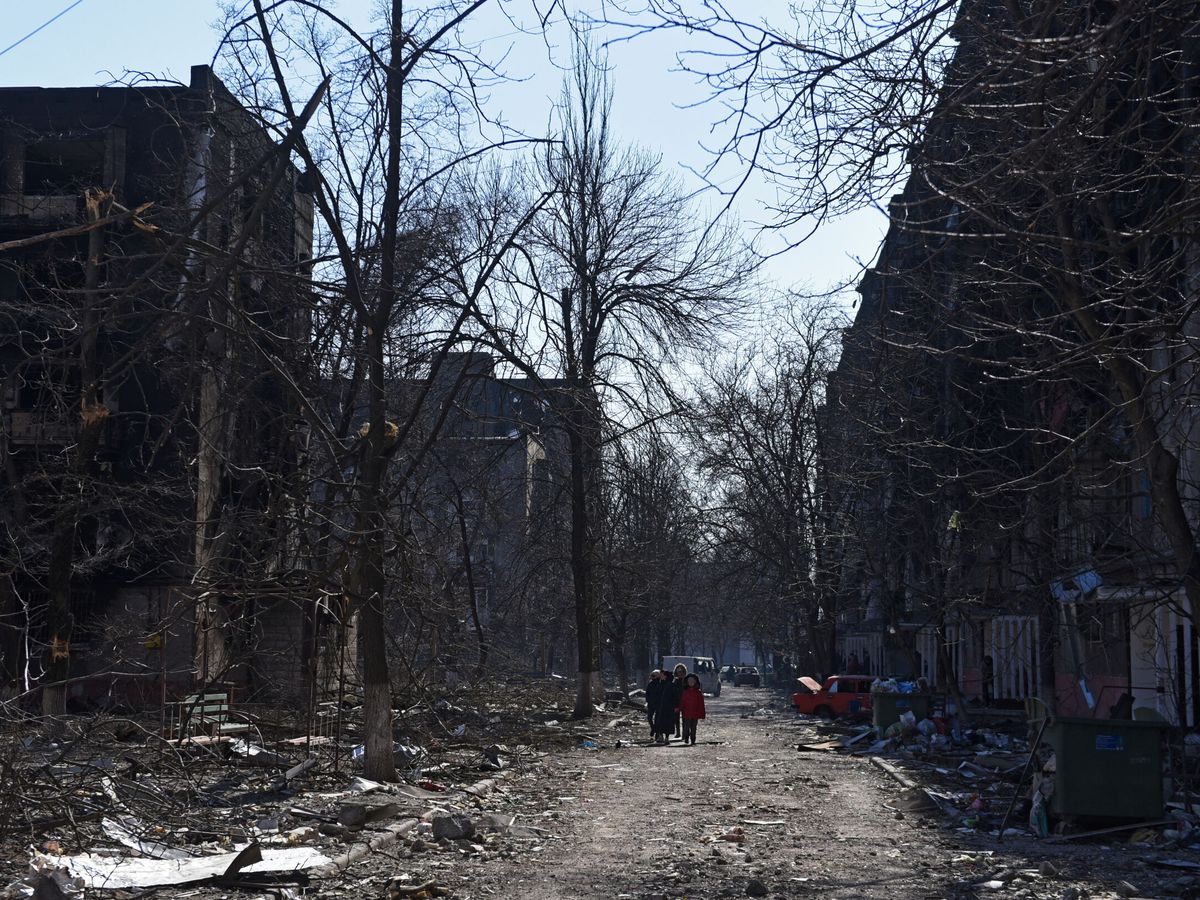 Foto: Residentes de Mariúpol caminan entre los edificios destruidos por los misiles rusos. (Reuters / Stringer)