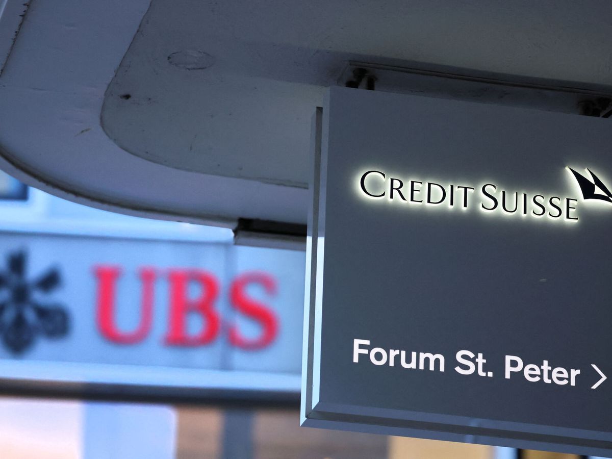 Foto: Logo de UBS junto al de Credit Suisse. (Reuters/Denis Balibouse)