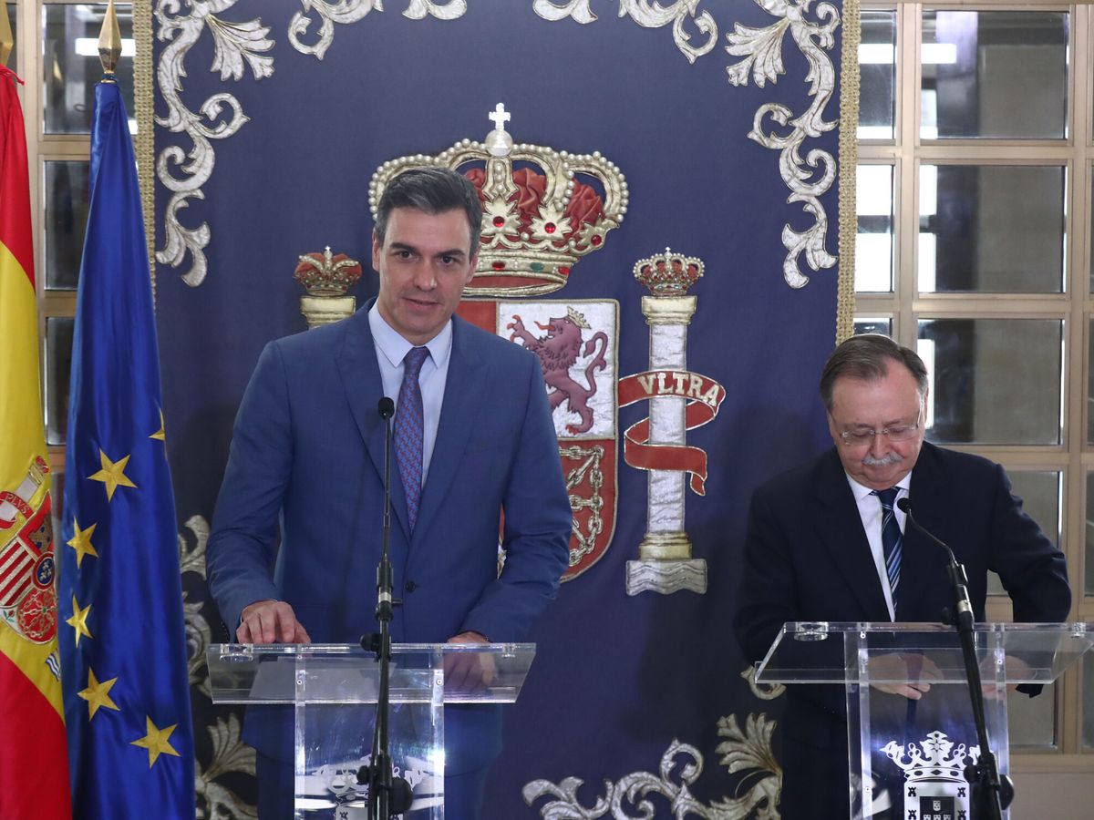 Foto: El presidente del Gobierno, Pedro Sánchez, y el presidente de Ceuta, Juan Jesús Vivas. (EFE/Fernando Calvo)