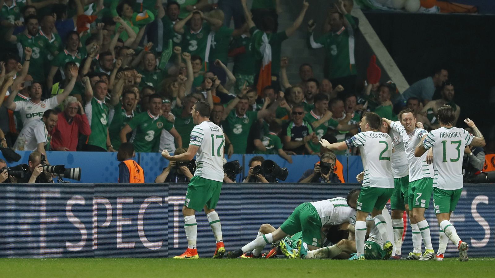 Foto: Irlanda celebra el gol que les clasificó para octavos, ante Italia. (Reuters) 