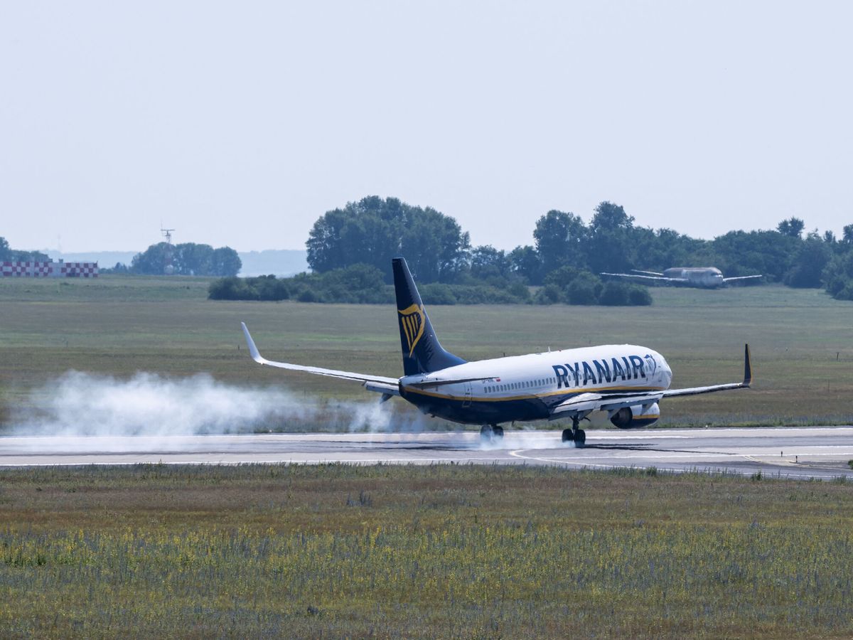 Foto: Un avión de Ryanair en el aeropuerto de Budapest. (Reuters/Marton Monus)