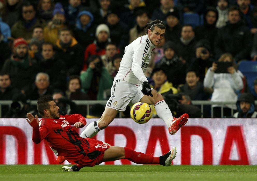 Foto: Bale intentando un pase ante la oposición sevillista.