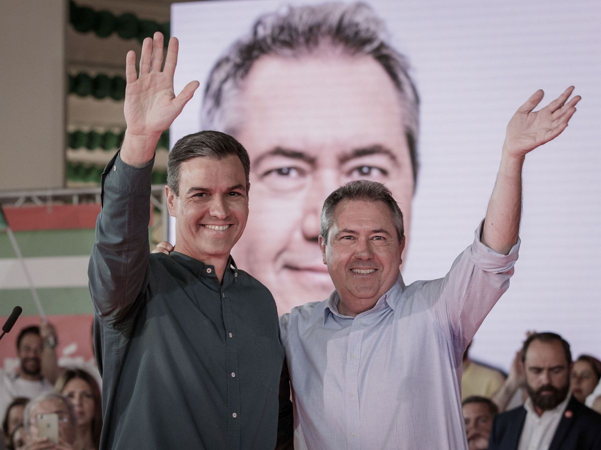 Foto: El presidente del Gobierno, Pedro Sánchez (i), y el candidato socialista a la presidencia de la Junta de Andalucía, Juan Espadas. (EFE/Julio Muñoz)