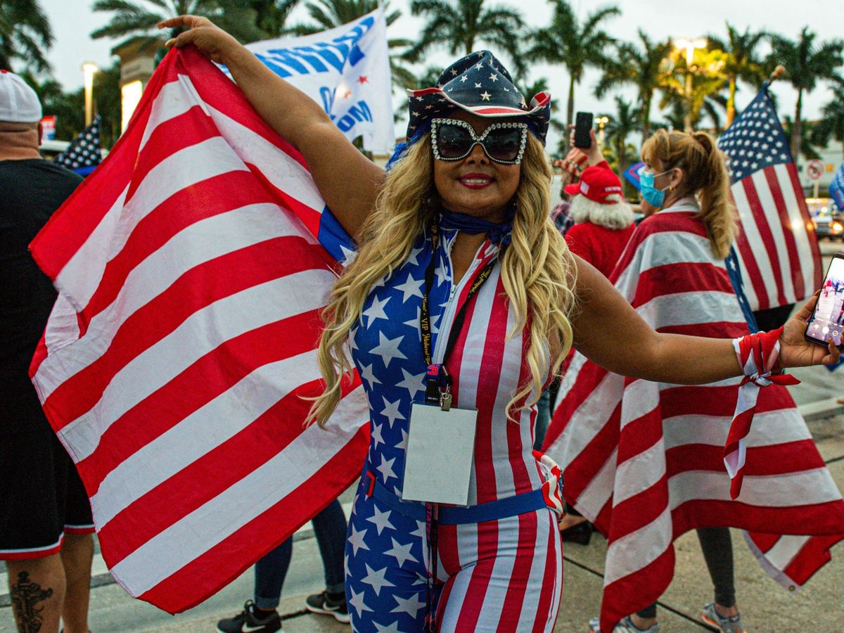 Foto: Una mujer vestida con la bandera de EEUU en Miami. (EFE/Giorgio Viera)