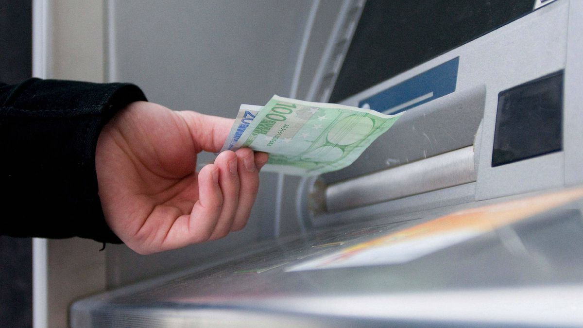 La retirada de efectivo crece un 4% en 2023 pese a que cierran unos 2.000 cajeros al año