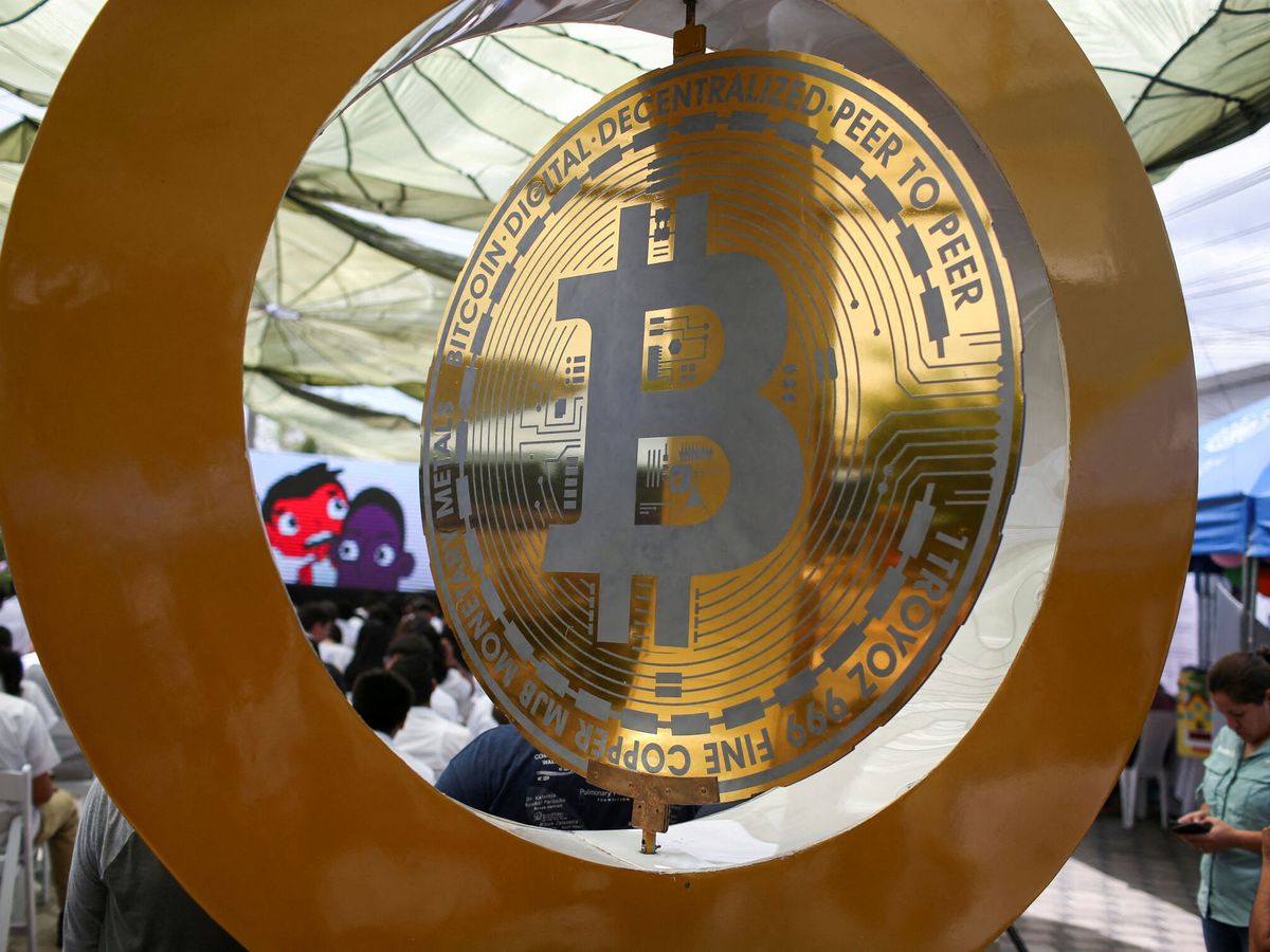 Foto: El símbolo del bitcoin. (Reuters/José Cabezas)