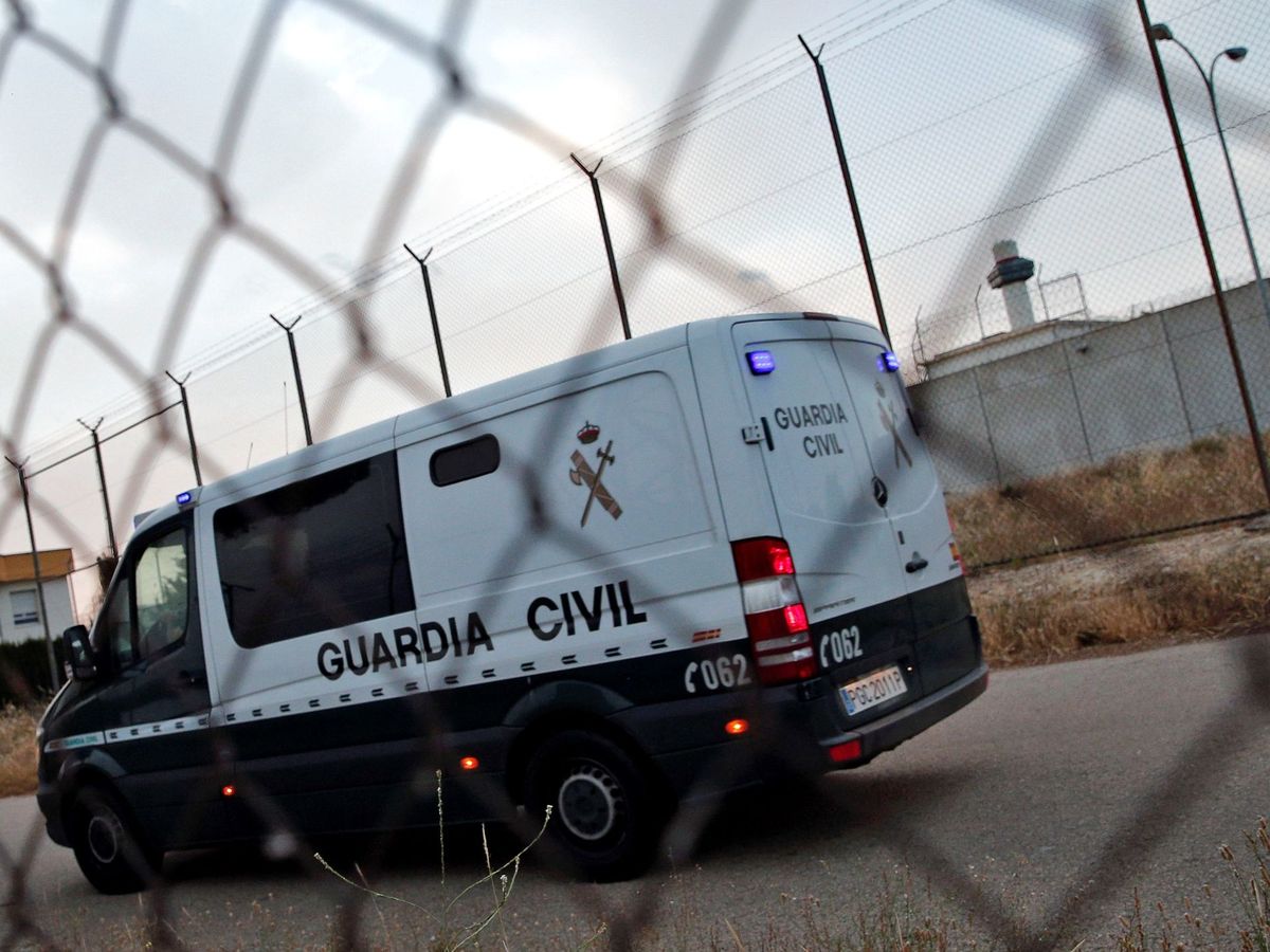 Foto: Furgón de la Guardia Civil al entrar en un centro penitenciario. (EFE)