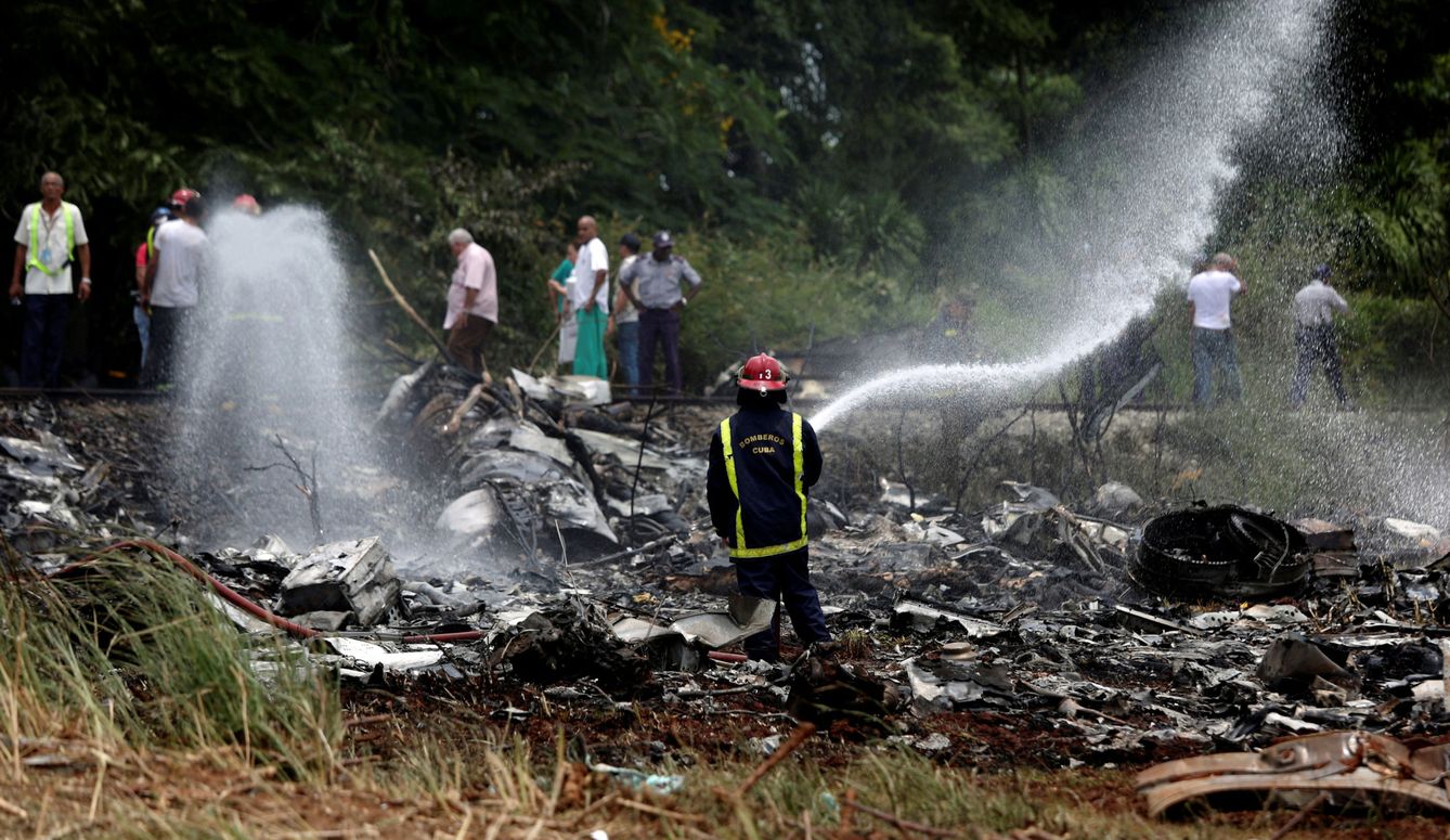 Bomberos trabajan en el lugar donde se estrelló el Boeing 737 en La Habana. (Reuters)