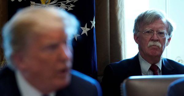 Foto: John Bolton, asesor de Seguridad Nacional, escucha a Donald Trump durante una reunión del gabinete en la Casa Blanca. (Reuters)