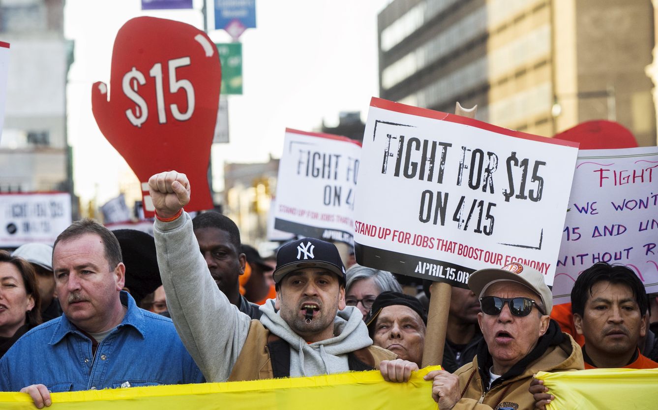 Manifestación en Brooklyn a favor de un mayor salario mínimo. (Reuters)