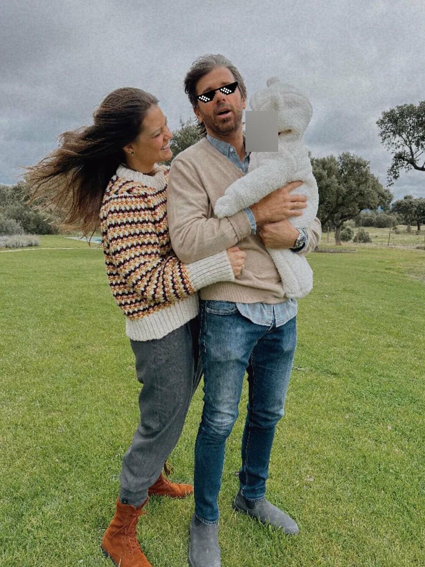 Isabelle Junot y Álvaro Falcó, con su hija. (Instagram)