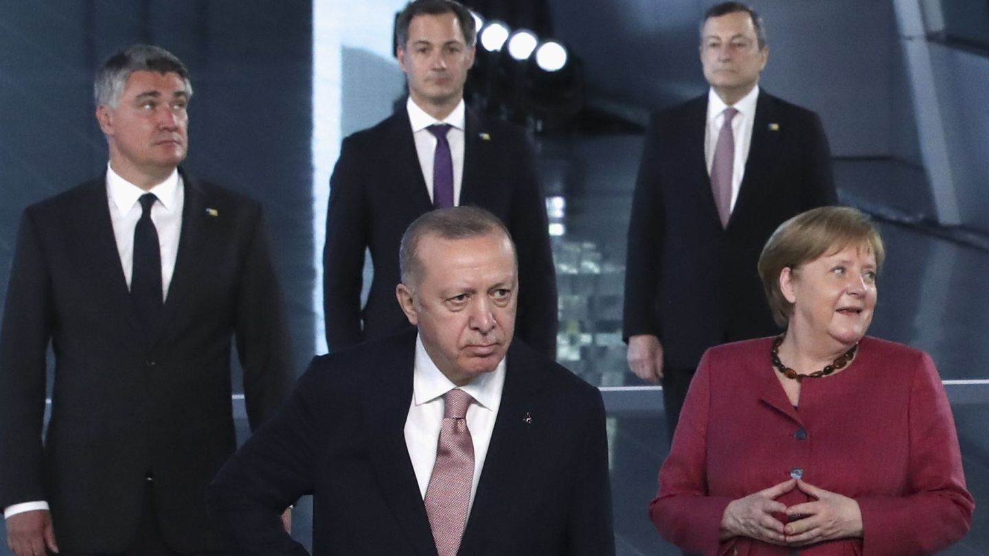 Ángela Merkel, con otros dirigentes políticos en Bruselas. (EFE)