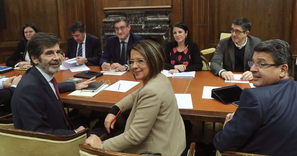Foto: Los diputados del PSOE José Enrique Serrano y Sofía Hernánz y del PP Juan José Matarí, durante la reunión de la comisión para el evaluación y la modernización del Estado autonómico. (EFE)