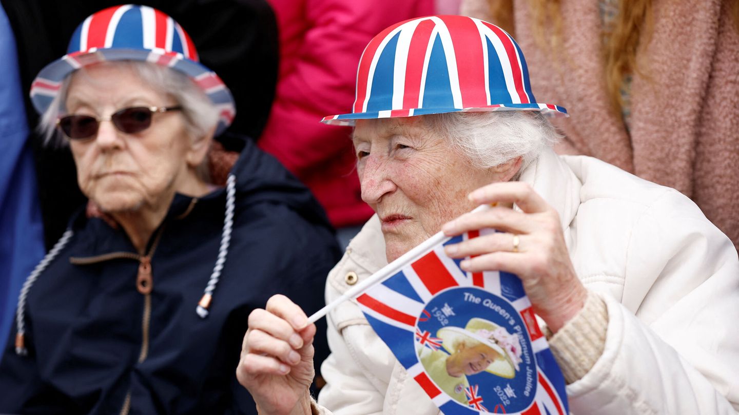 La gente espera en Royal Hillsborough la llegada del rey Carlos III. (Reuters/Jason Cairnduff)