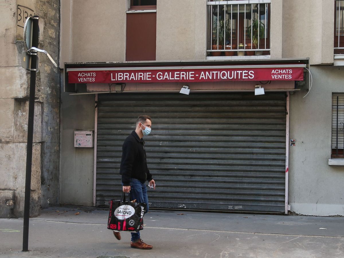 Foto: Una librería cerrada en París. (EFE)